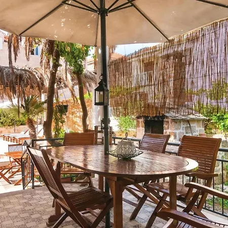 Zoki - Pool House Postira